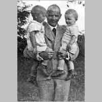 094-0163 Horst Broscheit mit seinen Soehnen im Sommer 1937 im Pfarrgarten in Milken.jpg